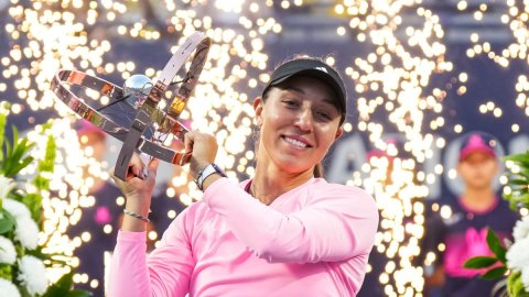 Pegula holds off Anisimova to win second straight Canadian Open title