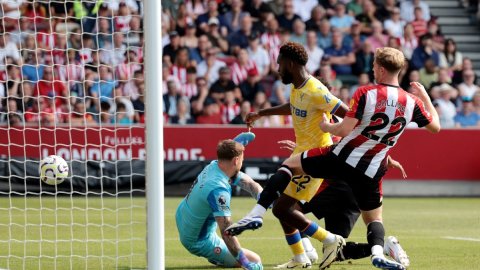 Premier League: Brentford claim controversial 2-1 victory over Crystal Palace