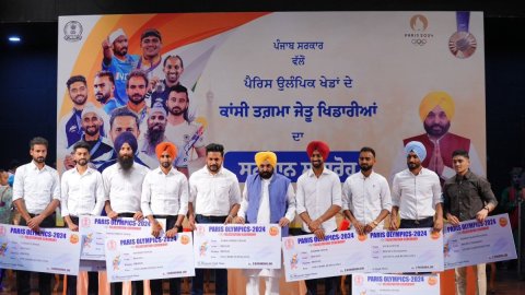 Punjab CM felicitates eight Olympic hockey players with Rs 1 crore each