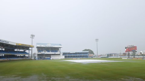 WI vs SA, 1st Test: அதிரடி காட்டிய ஸோர்ஸி; மழையால் போட்டி தொடர்வதில் தாமதம்!