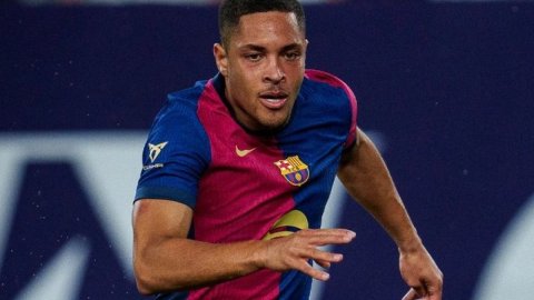 Real Betis sign Vitor Roque on loan with option to buy from Barca