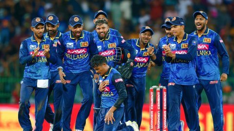 SL vs IND, 3rd ODI:  வெல்லாலகே சுழலில் சிக்கிய இந்தியா; தொடரை வென்று இலங்கை அணி சாதனை!