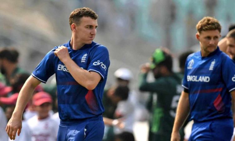 England opt to bat first against Australia in first odi