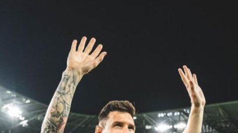 Argentine football boss wants Messi to play at next FIFA World Cup