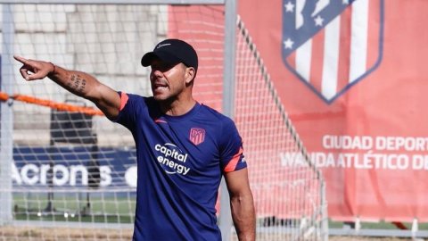 Atletico coach Simeone fumes at fans after Madrid derby halt