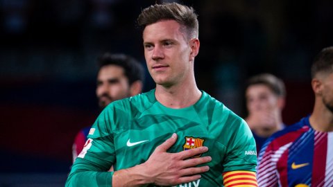 Barca keeper ter Stegen undergoes successful knee surgery