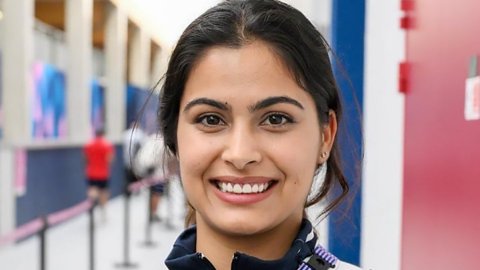 Chateauroux: India's Manu Bhaker shows her with her two bronze medals