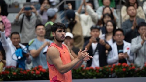 China Open: Alcaraz cruises past Italian big server, Medvedev overcomes Gael Monfils