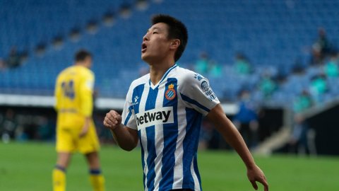 China striker Wu Lei lacks assists at national team, says Meizhou defender Wang