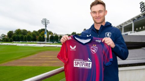 Cricket: Kent sign Chris Benjamin on a three-year contract