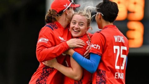 IReW vs ENGW, 1st T20I: அயர்லாந்தை வீழ்த்தி இங்கிலாந்து அணி அசத்தல் வெற்றி!