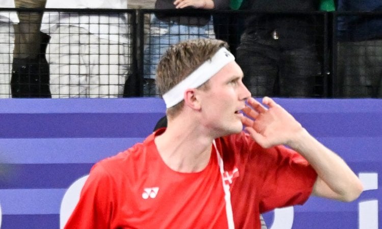 Hong Kong Open: Denmark's Axelsen beats local hero Ng Ka Lang