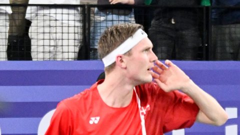 Hong Kong Open: Denmark's Axelsen beats local hero Ng Ka Lang