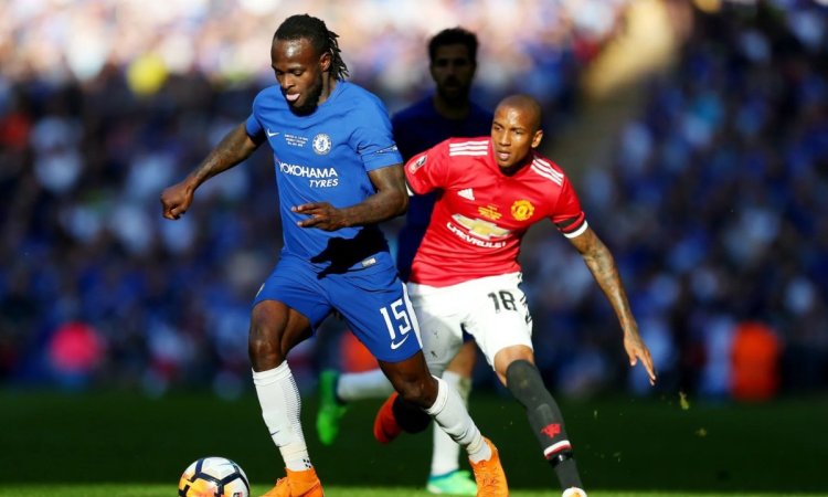 Luton Town sign former Chelsea wing-back Victor Moses