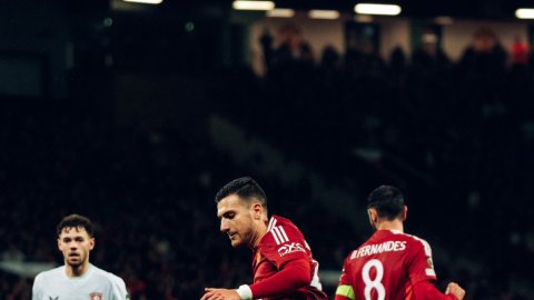 Man United held 1-1 by Twente in Europa League opener