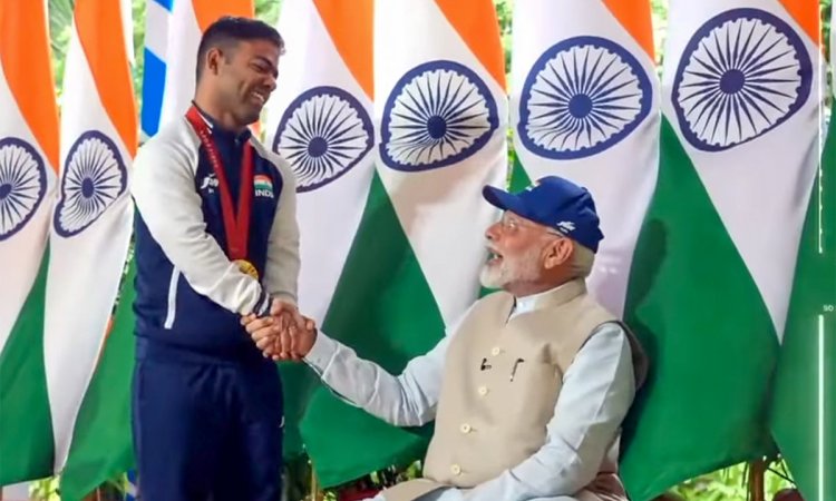 New Delhi: Para javelin thrower Navdeep Singh presents a cap to Prime Minister Narendra Modi