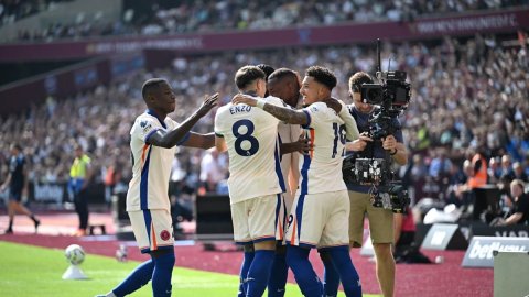 Premier League: Chelsea hammer West Ham United 3-0 at London Stadium