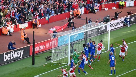 Premier League: Late goals propel Arsenal to 4-2 win over Leicester City