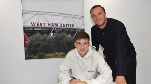 Academy defender Ollie Scarles signs long-term deal with West Ham United