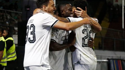 Botafogo extend lead in Brazil's Serie A