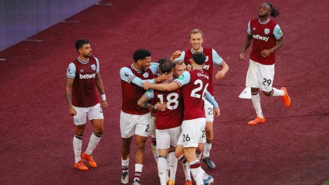 Premier League: Controversial VAR call seals West Ham's dramatic 2-1 triumph over Man Utd