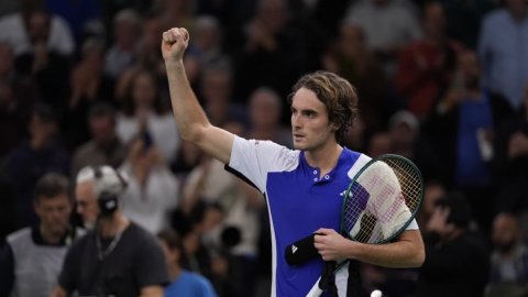 Tsitsipas overcomes stomach ache win in Paris opener