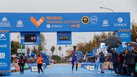 Yomif Kejelcha breaks world half marathon record in Valencia