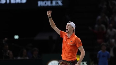 Humbert to face Zverev in Paris Masters final