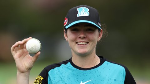 Lucy Hamilton becomes youngest bowler to take fifer in WBBL