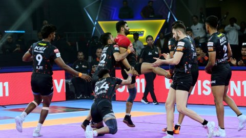 PKL Season 11: U Mumba’s cohesive effort seals dramatic 38-37 win over Bengaluru Bulls