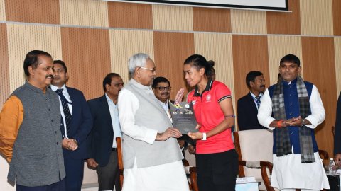 Nitish Kumar felicitates Indian Women’s Hockey Team in Patna