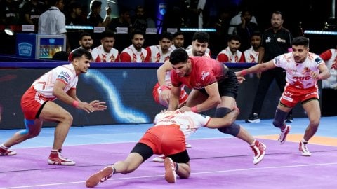 PKL Season 11: Bengaluru Bulls fight back for draw with Gujarat Giants in Pune-leg opener