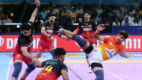 PKL Season 11: Puneri Paltan stay alive in playoff race with rout of Bengaluru Bulls