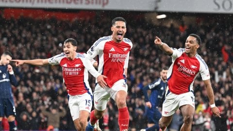 Premier League: Arsenal beat Man Utd to close gap on Liverpool