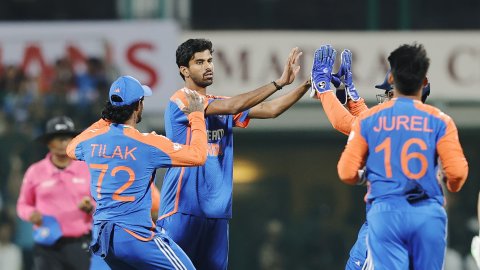 IND vs ENG, 2nd T20I: இங்கிலாந்தை 165 ரன்களில் சுருட்டியது இந்தியா!