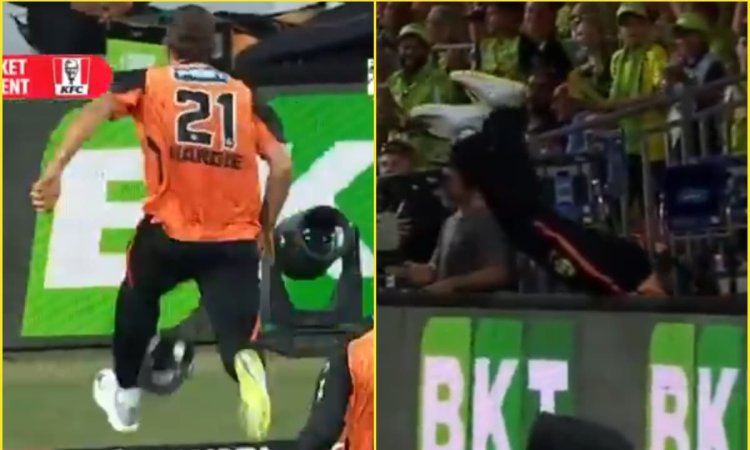 BBL में हुई कॉमेडी! चौका रोकने के चक्कर में Aaron Hardie बाउंड्री के पास Fence के ऊपर से गिरे; देखें
