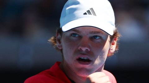 Aus Open: Michelsen serves Tsitsipas opening round exit