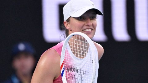 Aus Open: Swiatek beats Lys to enter quarterfinal; Shelton advances after Monfils retires