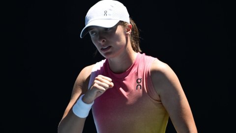 Aus Open: Swiatek sails into Rd-3, sets up Raducanu clash