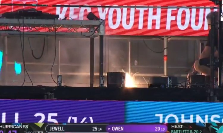 VIDEO: BBL के लाइव मैच के बीच में लग गई स्टैंड में आग, अंपायर्स को रोकना पड़ गया मैच