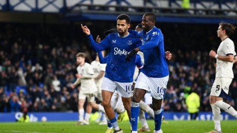 Everton move into FA Cup fourth round after Dyche’s sacking