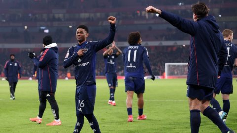 FA Cup: 10-man Man Utd knockout wasteful Arsenal on penalties