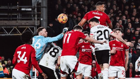 Liverpool maintains lead after draw; Potter gets first Premier League win