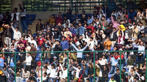  New Delhi: Spectators during the Ranji Trophy match between Delhi and Railways at Arun Jaitley Stad