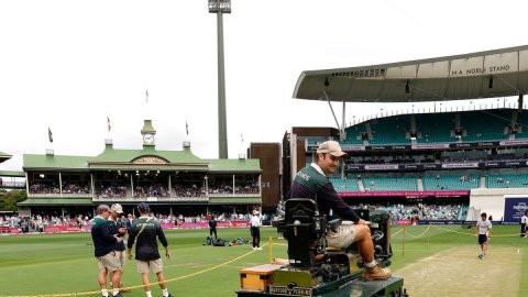 No former Indian player has complained of grass on SCG pitch, says Gavaskar