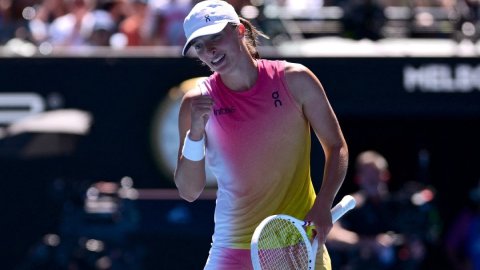 Swiatek beats Navarro to sail into second Aus Open semifinal