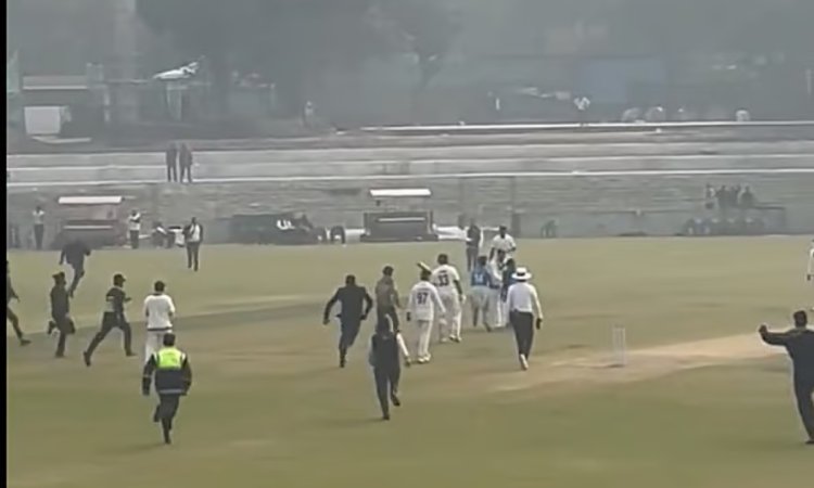 VIDEO: एक साथ 3 फैंस मैदान में घुसे, विराट कोहली के पैर छूने के लिए पार की हदें