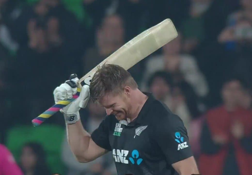 Glenn Phillips scores a brisk century helps new zealand set a target of 331 against Pakistan! முத்தரப்பு ஒருநாள் தொடர்: கிளென் பிலீப்ஸ் அதிரடி சதம்; பாகிஸ்தானிற்கு 331 ரன்கள் இலக்கு!