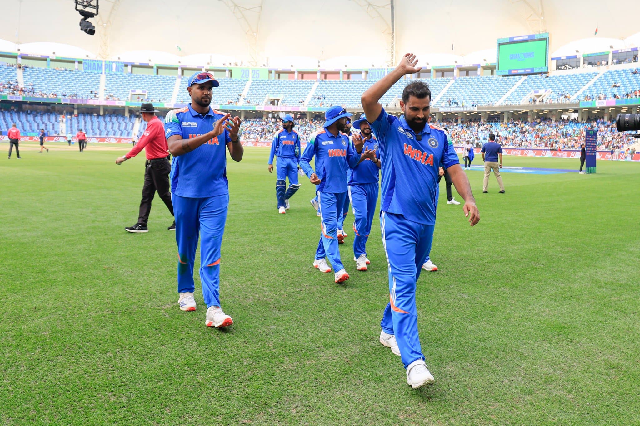 Mohammad Shami becomes the fastest Indian to reach 200 wickets in ODI history! சர்வதேச ஒருநாள் கிரிக்கெட்டில் 200 விக்கெட்டுகளை வீழ்த்தி சாதனை படைத்த ஷமி!