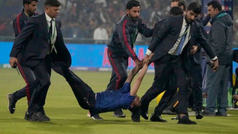 पाकिस्तान में बार-बार सिक्योरिटी फेल, अफगानिस्तान की जीत के जश्न में घुसा फैन, सिक्योरिटी ने खींचकर 